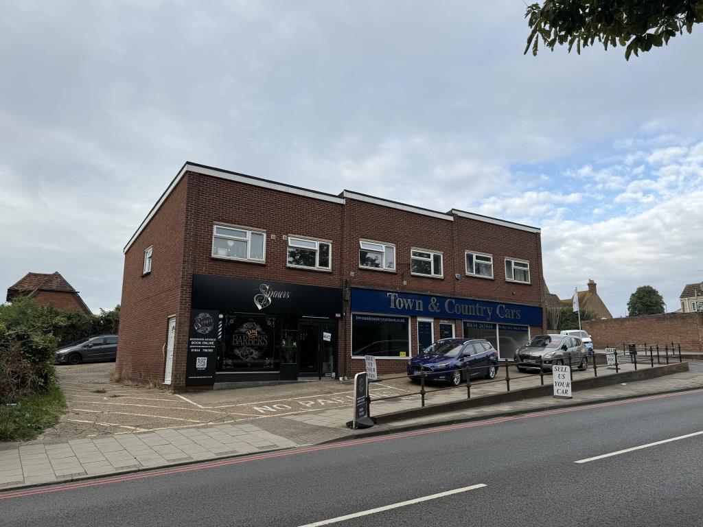 Lot: 78 - EXCELLENT COMMERCIAL AND RESIDENTIAL INVESTMENT CLOSE TO TOWN CENTRE - View of Town Centre Investment